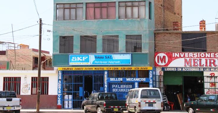 Extorsionadores envían corona fúnebre a dueño de tienda de repuestos 