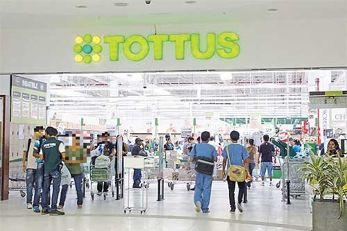 Intervienen a 3 sujetos, entre ellos un venezolano, por intentar robar six pack de leche en Tottus de Chimbote