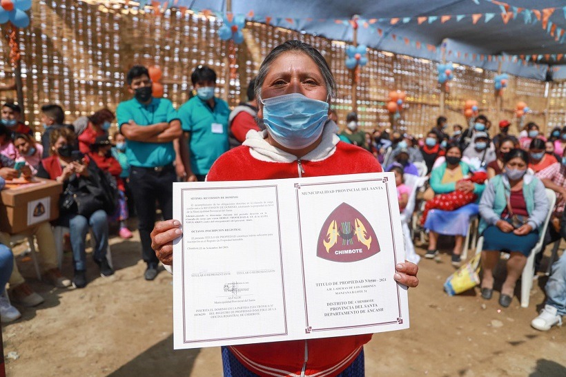 Chimbote: entregan más de 300 títulos a familias de sector “Los Jardines”