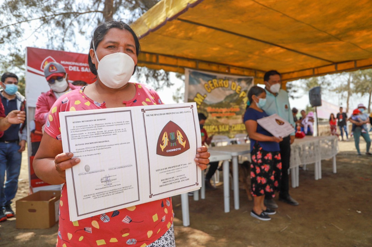 Entregan 50 títulos de propiedad gratuitos a familias del C.P. cerro de pasco