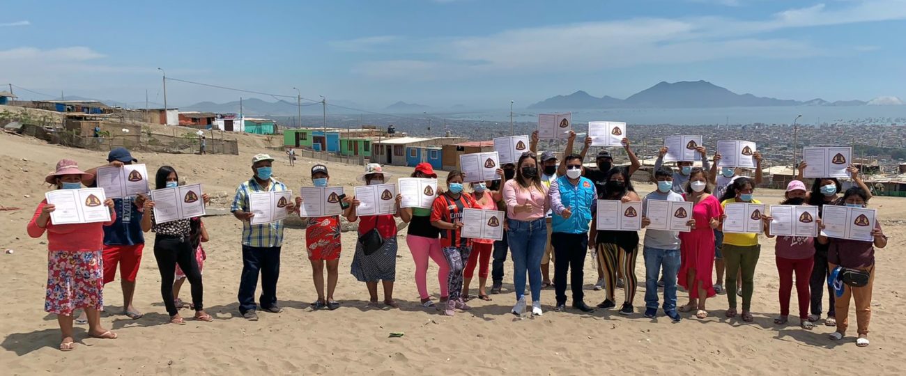Entregan más de 100 títulos a familias de El Mirador en Chimbote