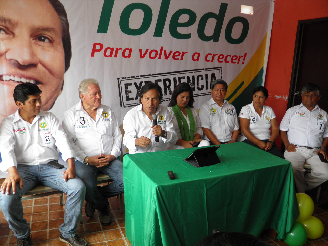 Alejandro Toledo llegó a Chimbote con lluvia de promesas	