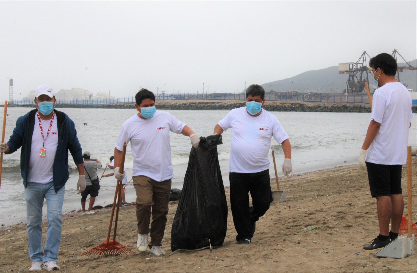Estudiantes de UTP Chimbote recolectaron más de dos toneladas de desechos de playa La Caleta