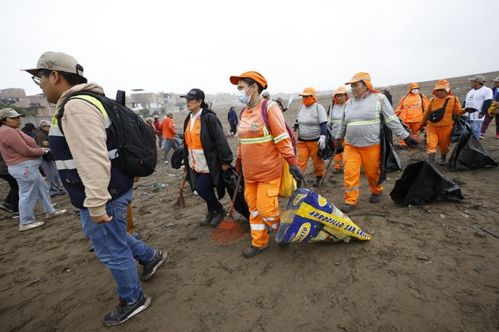 Voluntarios recolectan  más de 250 bolsas de residuos sólidos en santuario de de Pachacamac