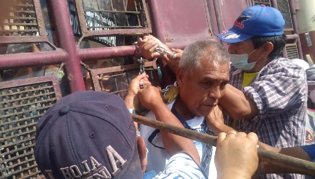 Trabajador se encadenó en la puerta del municipio de Chimbote exigiendo pago de CTS