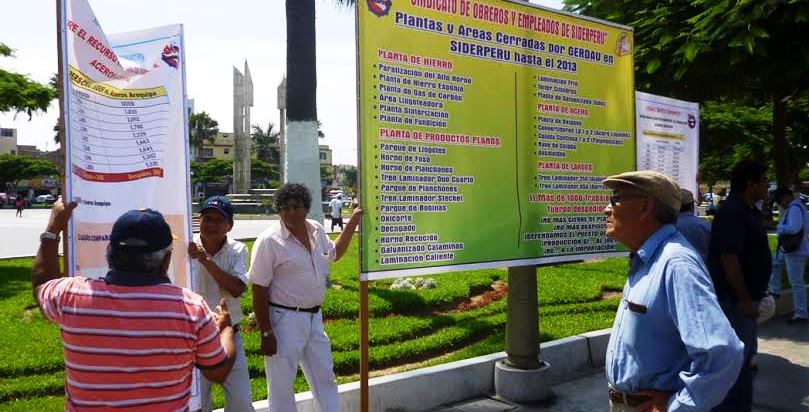 Con paneles públicos trabajadores exponen situación de Siderperú
