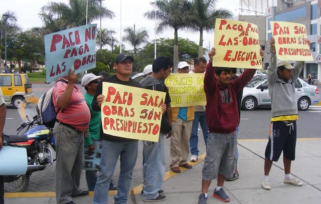  Obreros de construcción civil protestan frente a palacio edil de Nuevo Chimbote