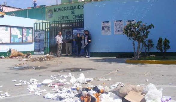  Trabajadores de limpieza de comuna sureña arrojaron basura frente a sede municipal