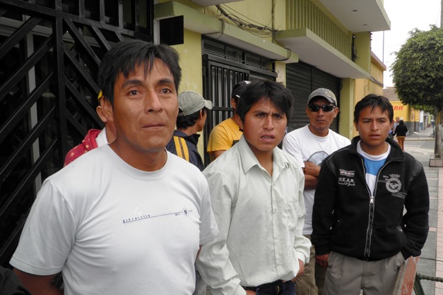 Obreros de reconstrucción del colegio Bondy denuncian falta de pagos