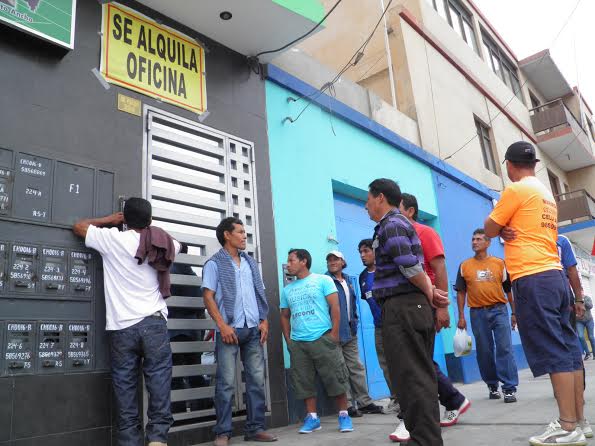 Trabajadores de construcción exigen a empresa les cancele sus sueldos