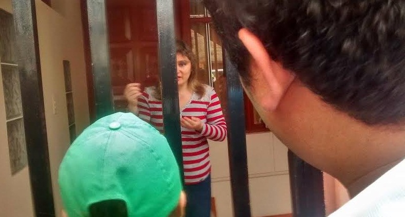   Trabajadores protestan en domicilio de jefa de Tesorería  del municipio de Nuevo Chimbote