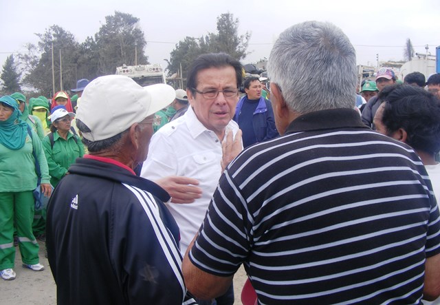 Trabajadores ediles de Nuevo Chimbote se enfrentan a golpes por salarios atrasados