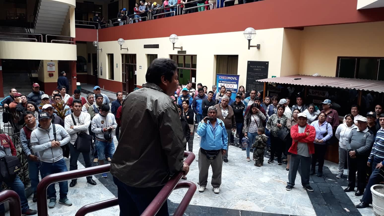 Chimbote: trabajadores de la MPS acataron plantón  de brazos caídos por falta de pagos