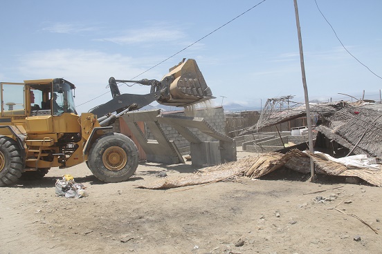 Chimbote: Municipalidad sigue con trabajo de demolición de viviendas deshabitadas en “Tierra Prometida”