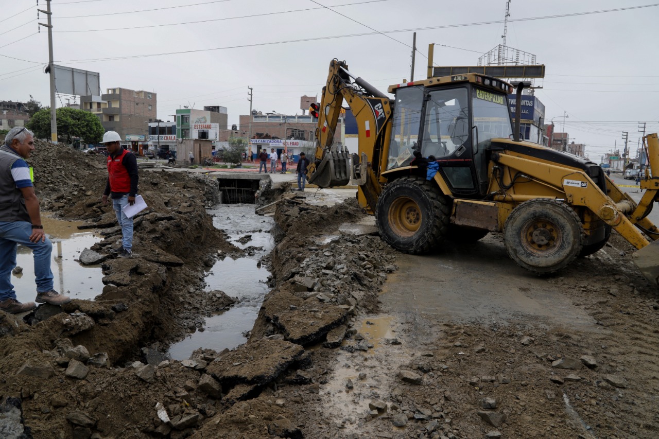 Chimbote: realizan trabajos  de reparación del dren que originó aniego en avenida Aviación