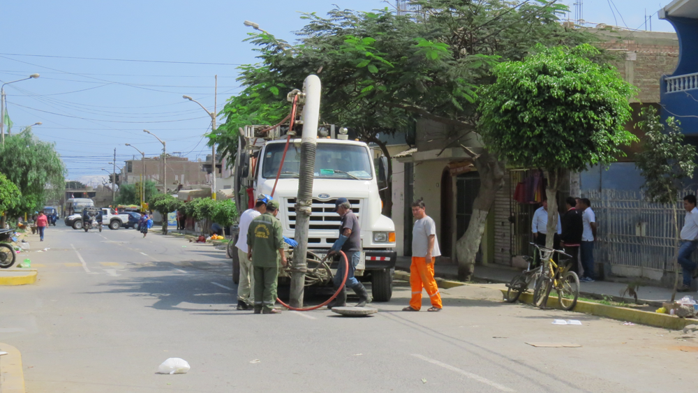 Municipio de Distrito de Santa da mantenimiento a red de alcantarillado para prevenir aniegos