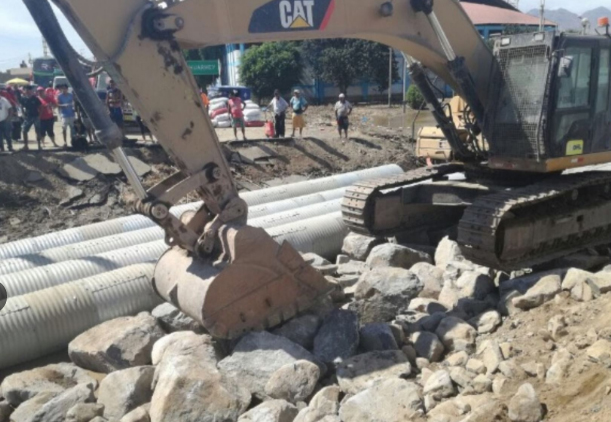 Huarmey: trabajos de limpieza realizan soldados del Ejército y maquinaria