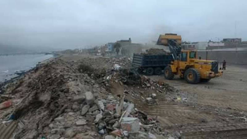Trabajos de limpieza continúan en la costanera de Chimbote ejecutados por la MPS