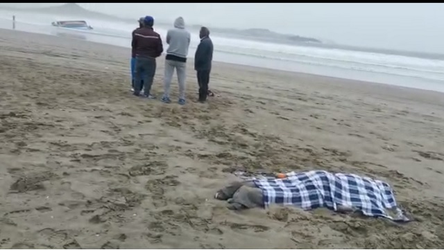 Un pescador muere, 2 desaparecidos y 3 heridos al voltearse pequeña embarcación en mar de Huarmey