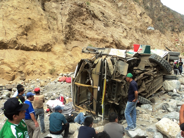 Áncash: Tres muertos y 17 heridos al caer un bus interprovincial en la provincia de Sihuas