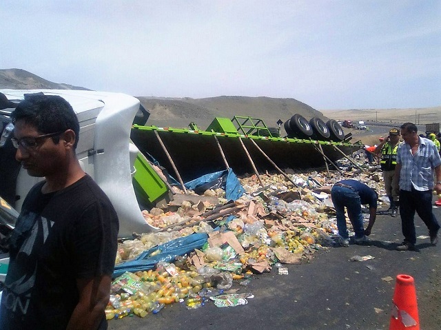 Tráiler volcó aparatosamente en la Panamericana Norte en Casma y chofer sobrevivió de milagro