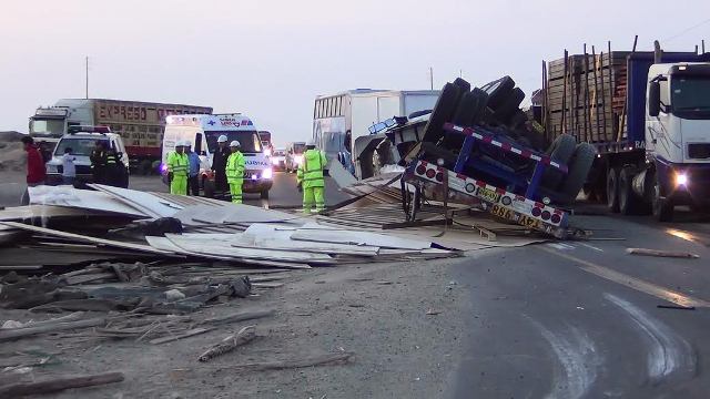 Tráiler vuelca en Panamericama Norte interrumpiendo tránsito en la vía