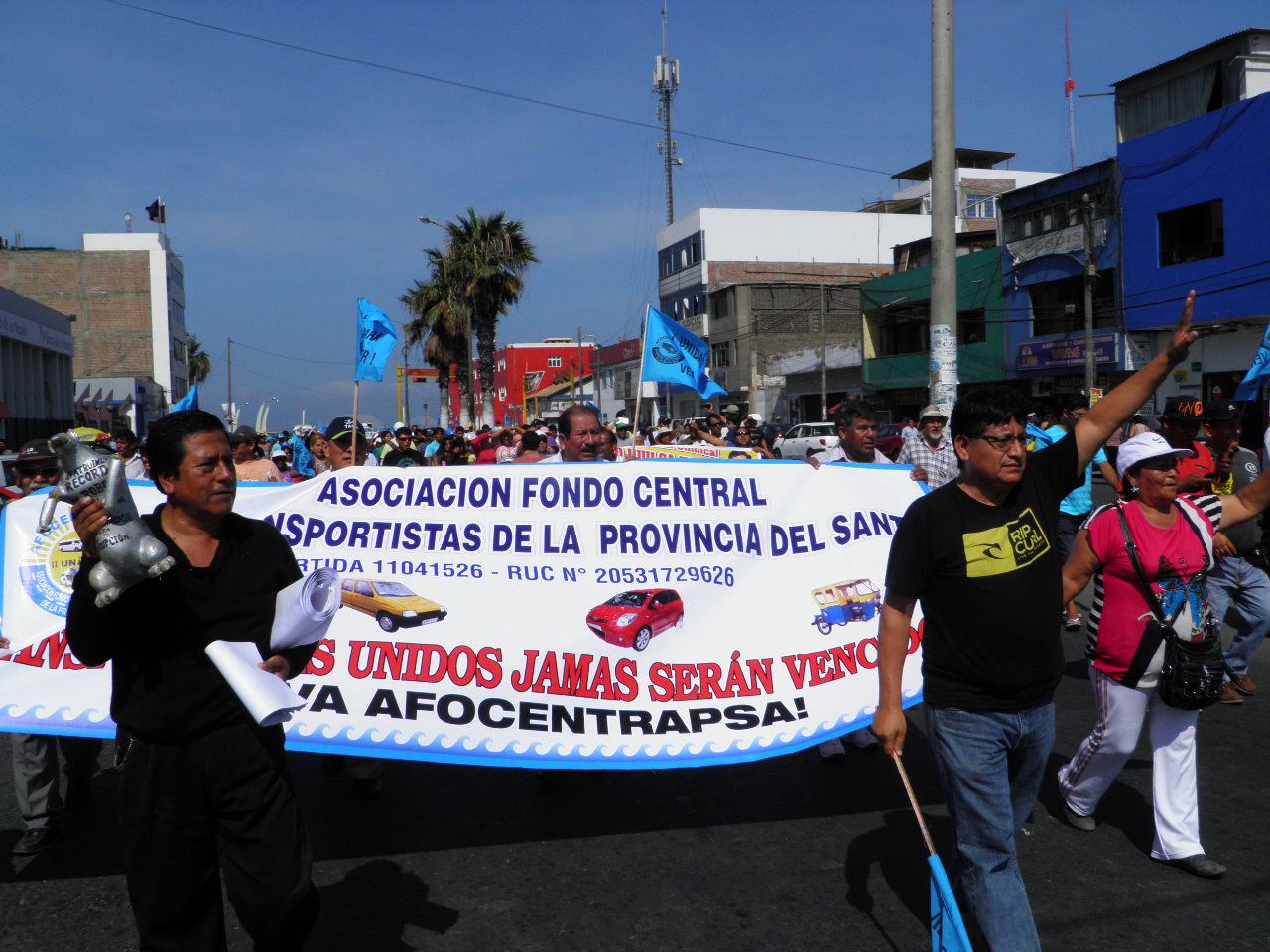 Chimbote: Transportistas bloquean vía en rechazo a incremento de precio de tarjeta de circulación 