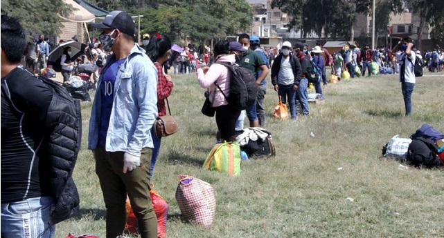 Setecientos ancashinos que se desplazaban a pie desde Lima serán trasladados en 21 buses