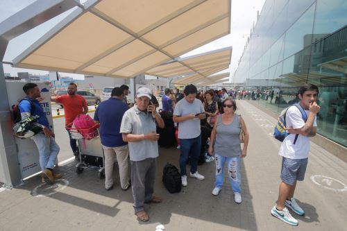 Pasajeros de “Viva Air” varados en Lima aún esperan solución para viajar a sus destinos