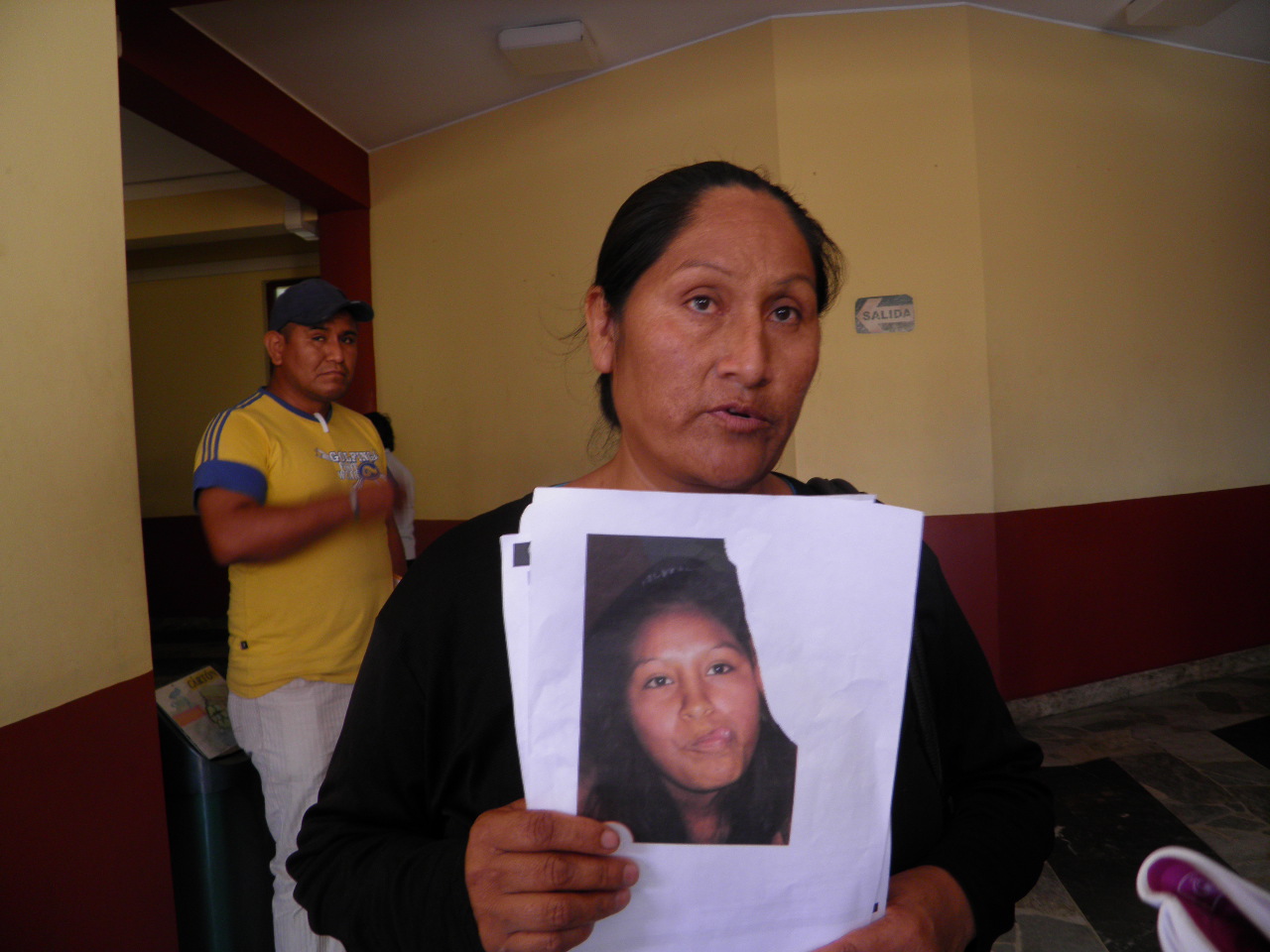 Chimbote: Humilde mujer denuncia a su vecina por trata de personas 