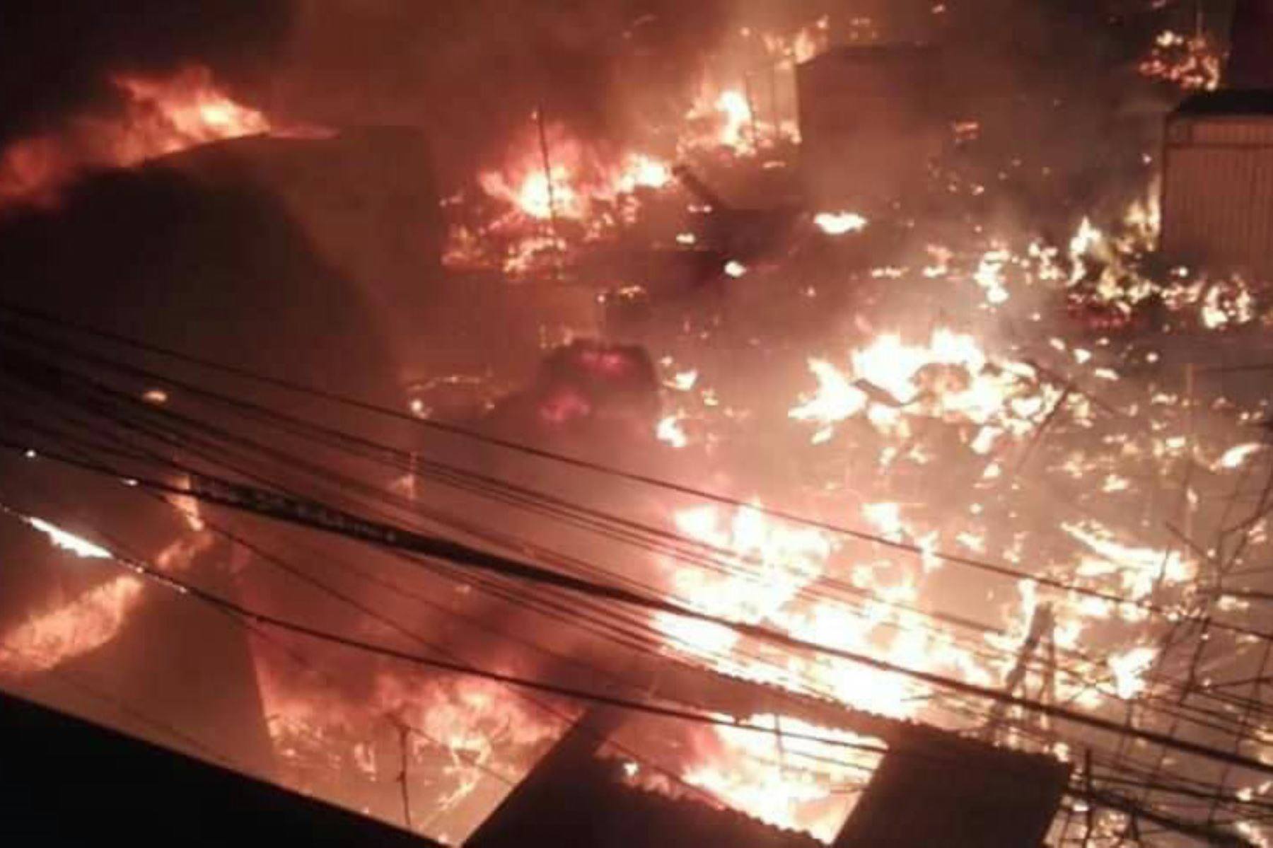 Treinta puestos del mercado Modelo de Huarmey reducidos a cenizas por incendio