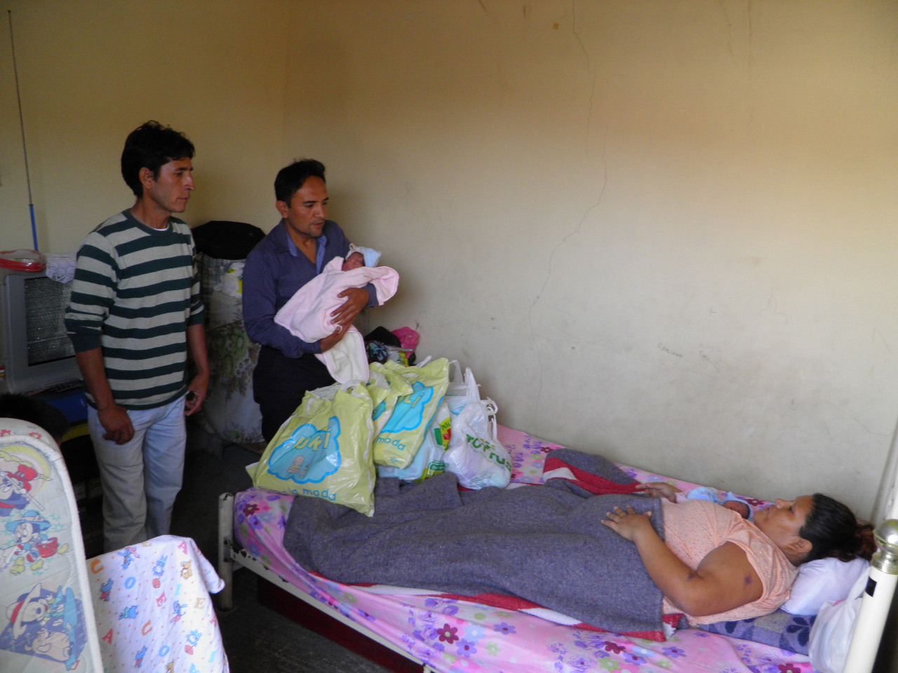 Chimbote: Valentín Fernández se compromete en dar trabajo a padre de trillizas 