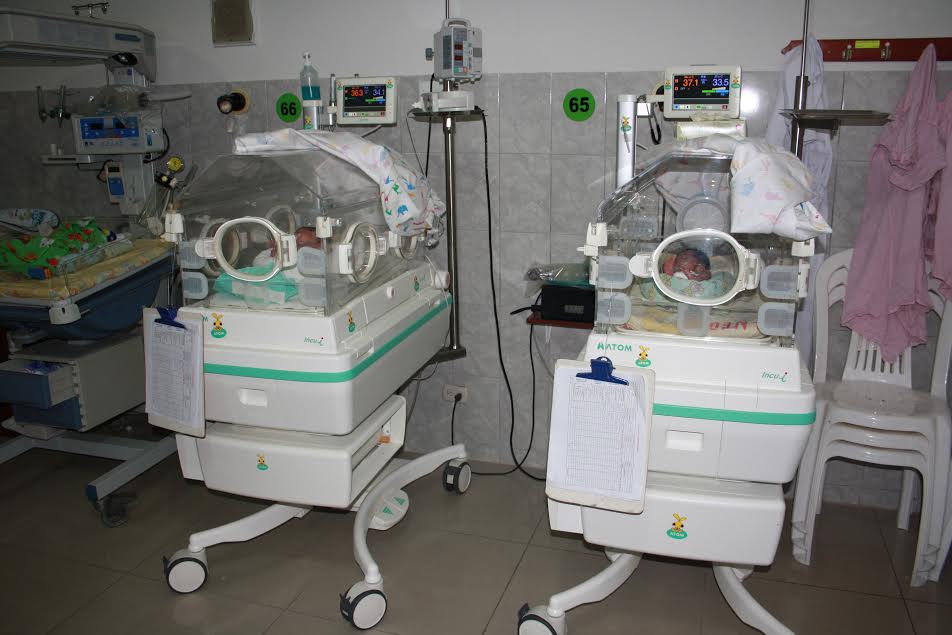 Médicos de hospital La Caleta atienden con éxito parto de trillizas