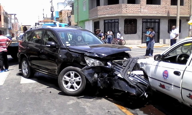 Chofer y pasajera resultaron heridos en violento choque en el centro de Chimbote