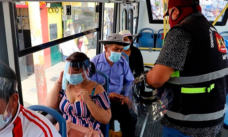 Chimbote: municipio entregó más de 20 mil protectores faciales a usuarios de transporte público 