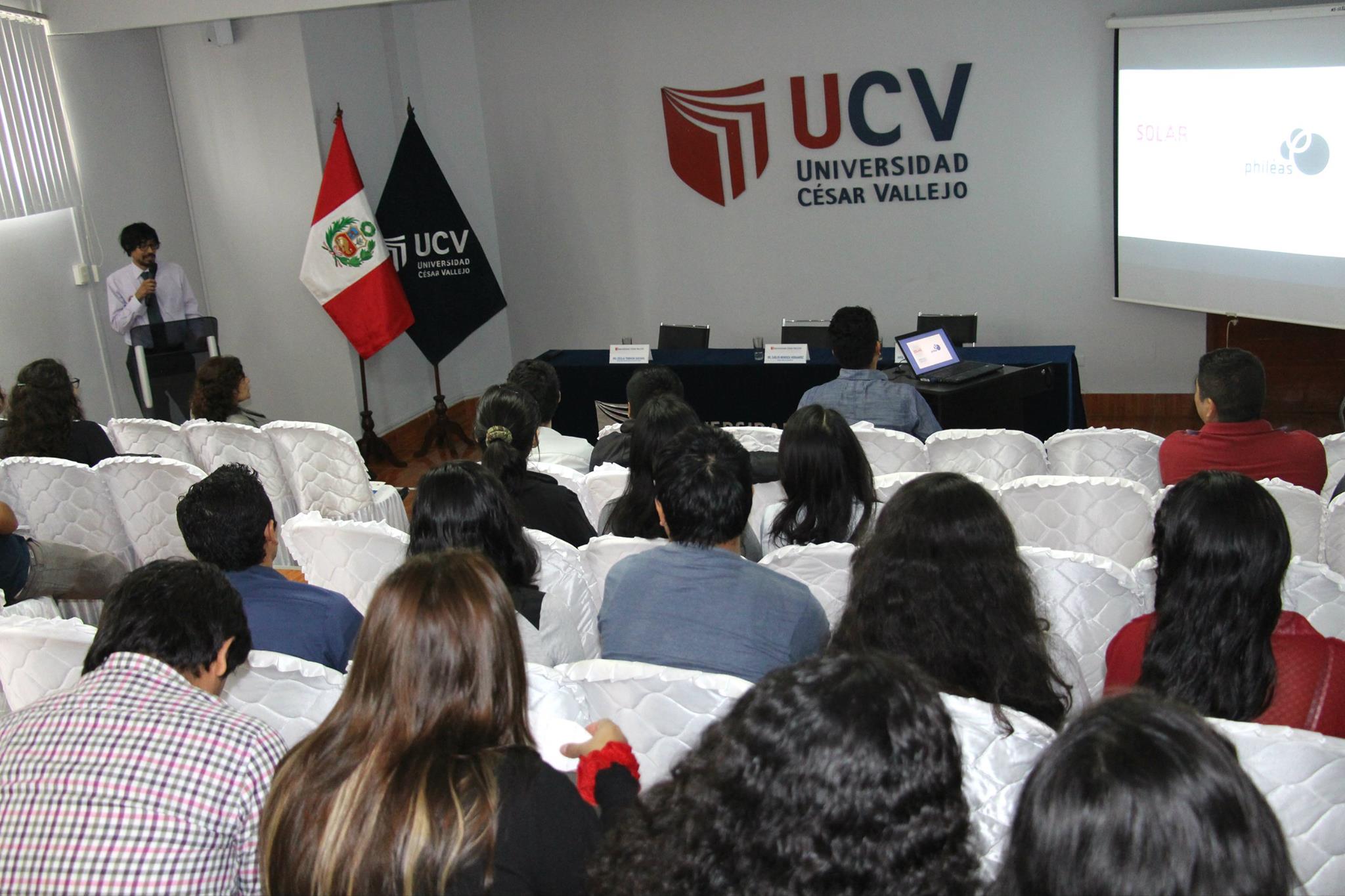 Egresados de la UNI desarrollan conferencia sobre viviendas autosostenibles en UCV