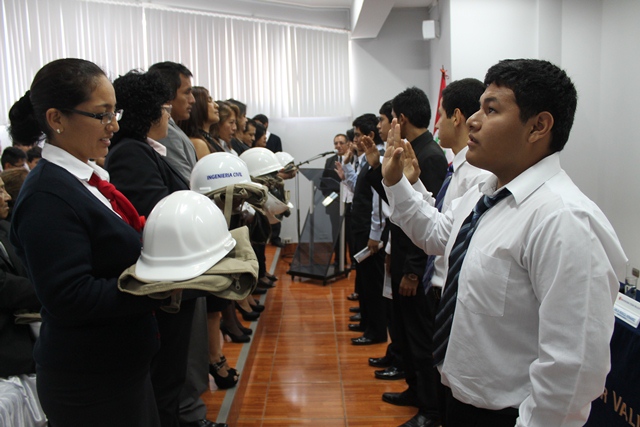 Primer Ciclo de Ingeniería Civil de UCV Chimbote recibe cascos y chalecos