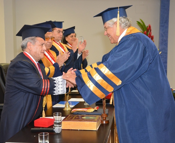 Francisco Miró Quesada Rada juró como nuevo rector de la Universidad César Vallejo 