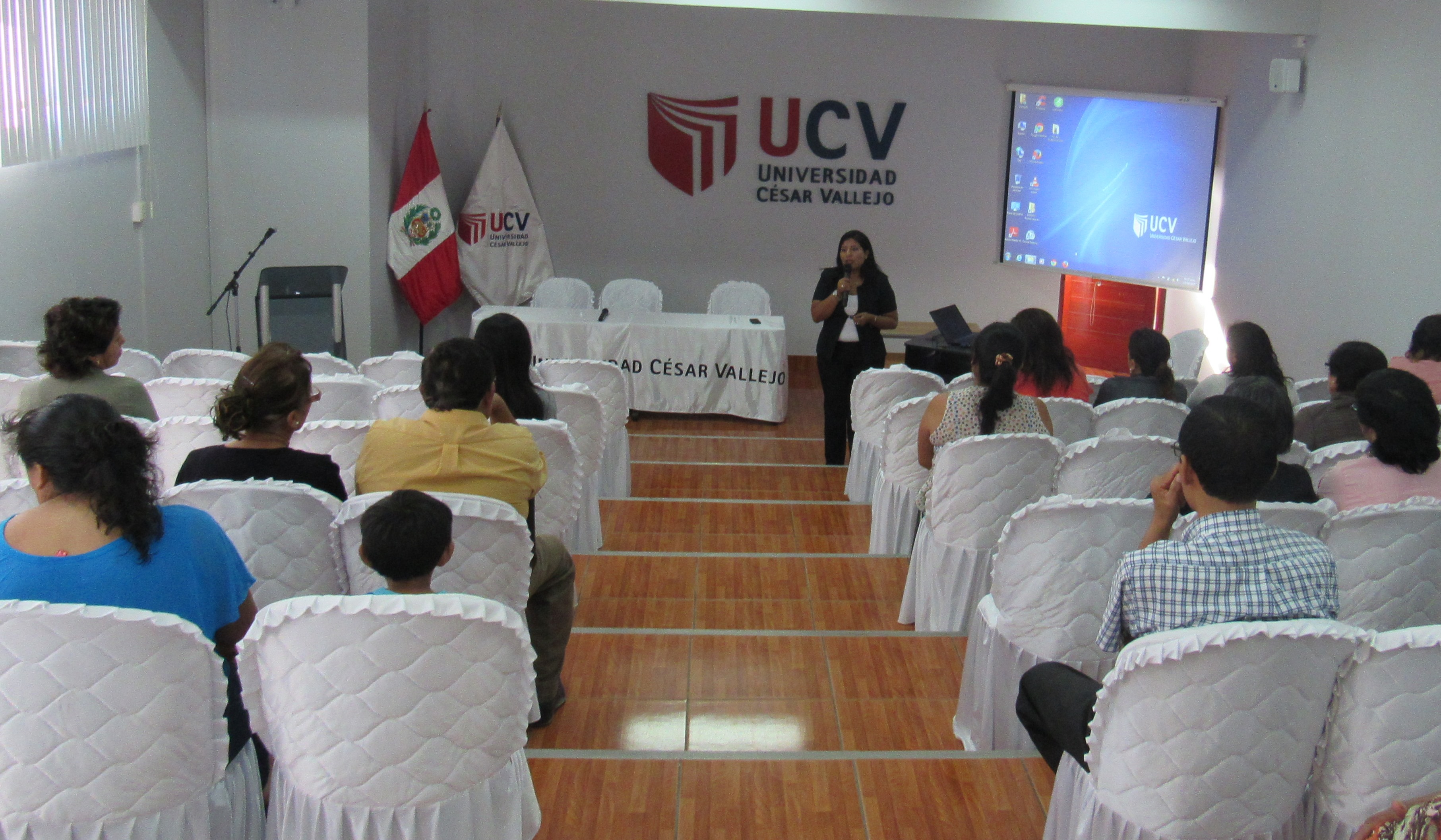 Padres de estudiantes de psicología reciben charla informativa en Universidad César Vallejo de Chimbote