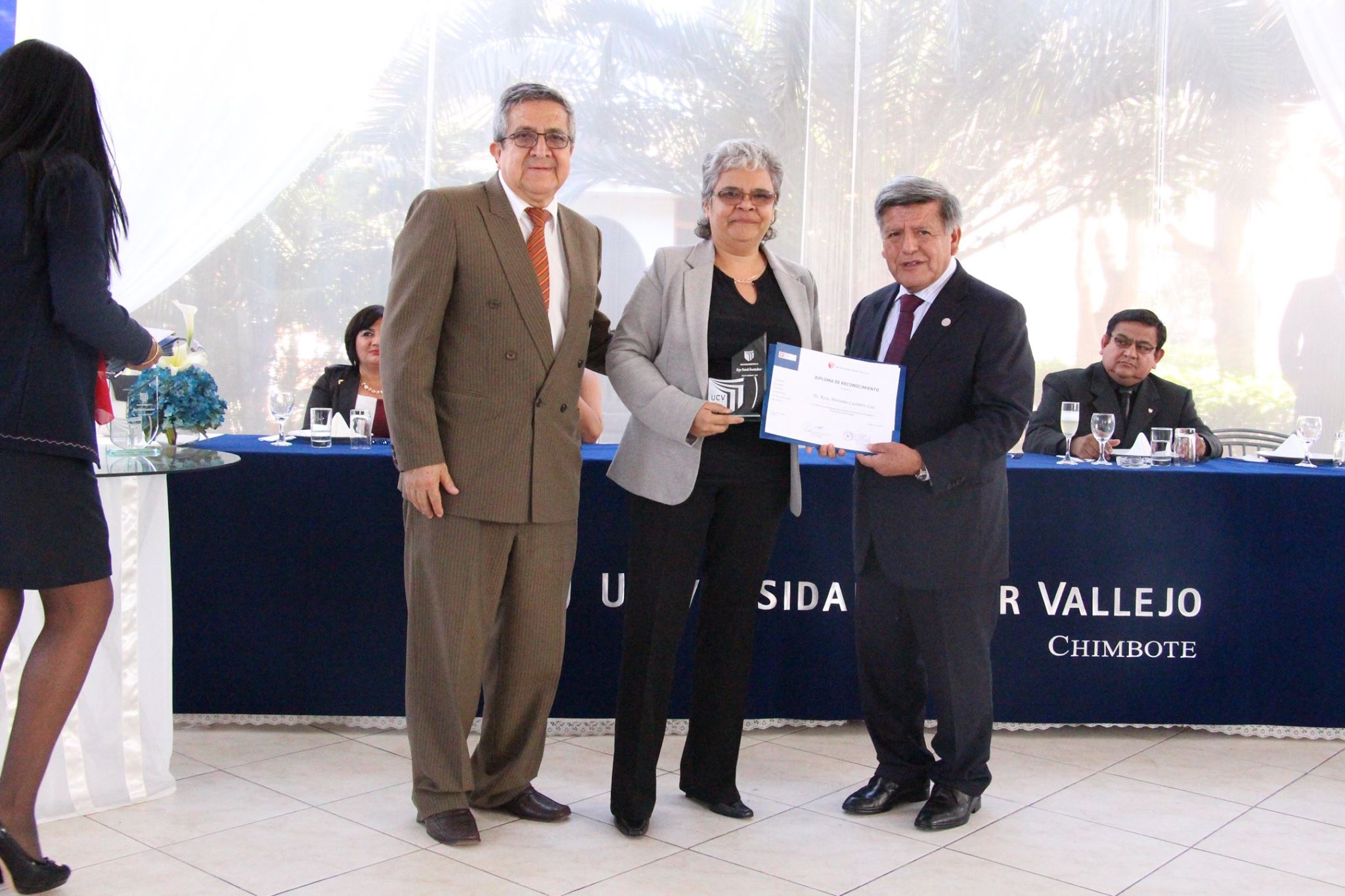 César Acuña rindió homenaje a docentes de la UCV en Chimbote