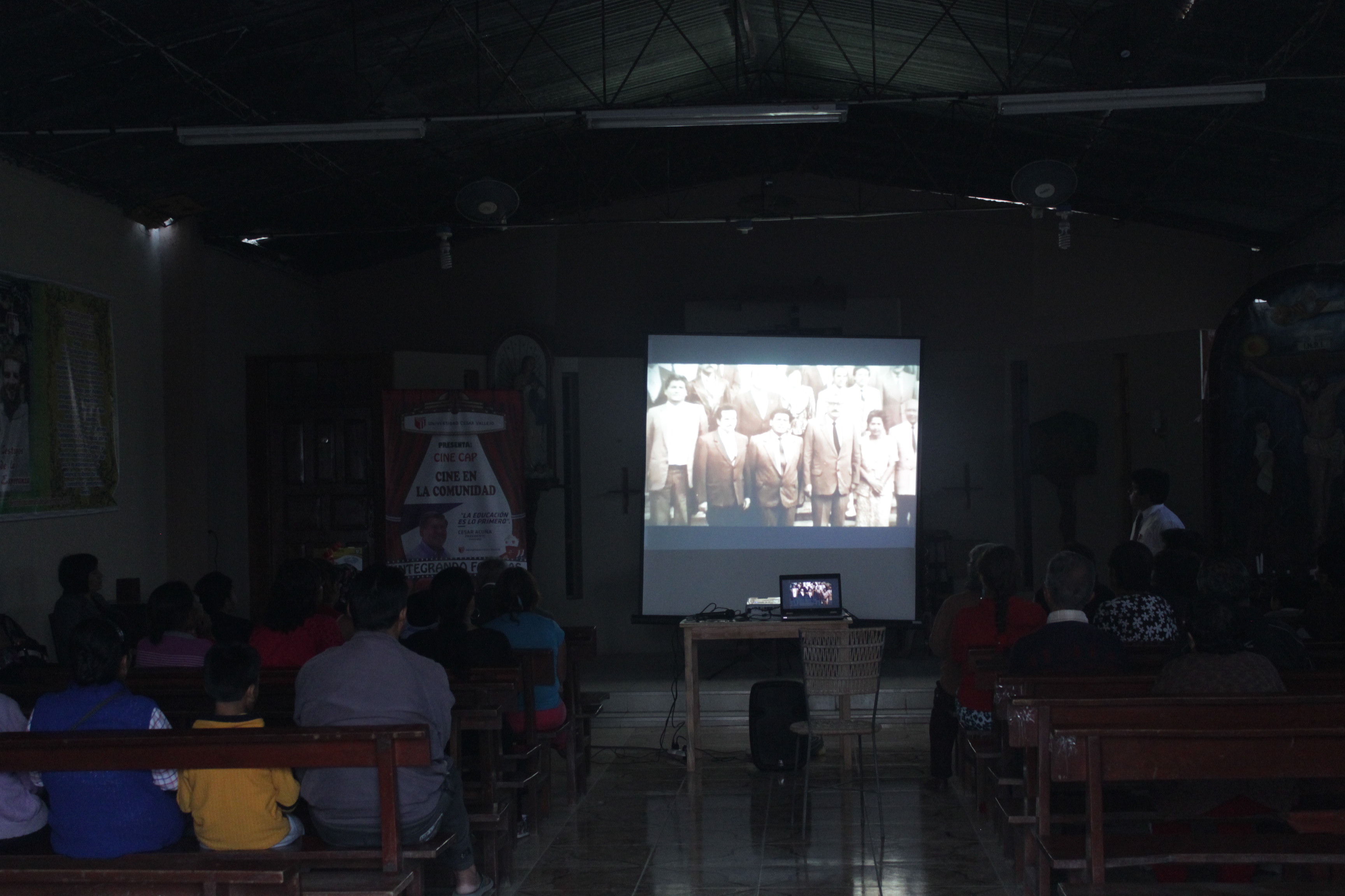 UCV Chimbote lleva cine a pueblos jóvenes