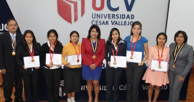  Estudiantes de UCV en Chimbote se benefician con becas por su esfuerzo académico