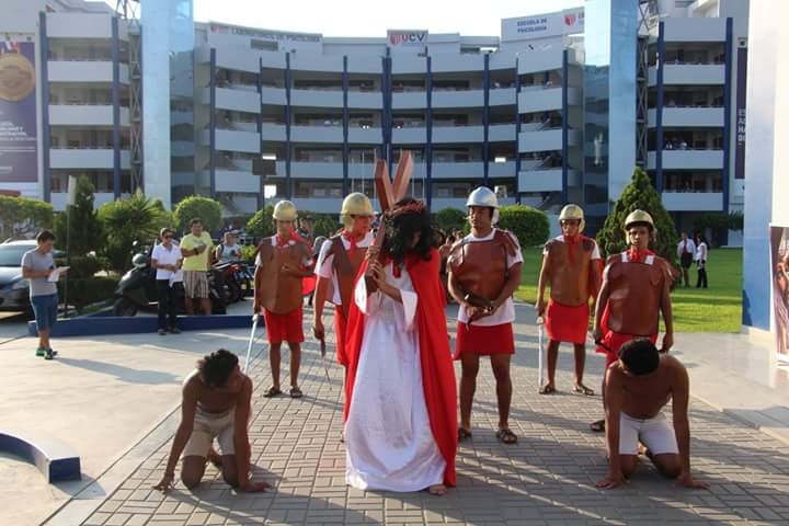 Alumnos de UCV Chimbote escenificaron Vía Crucis