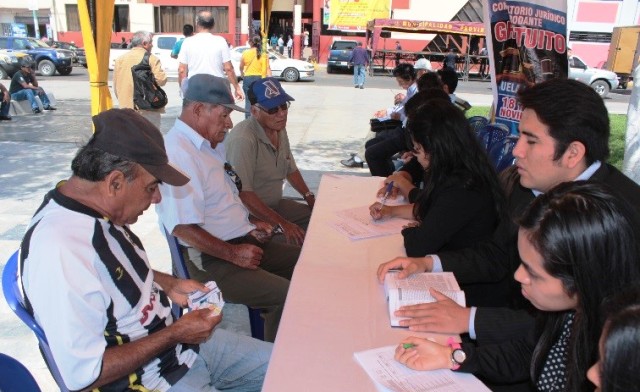 Consultorio jurídico rodante instaló Escuela de Derecho de UCV Chimbote