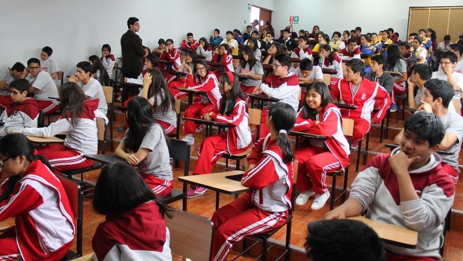 Miles de escolares participaron en feria vocacional ofrecida por UCV Chimbote