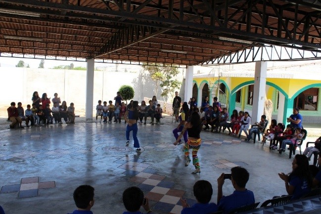 Adolescentes de la Escuela de Líderes de la UCV ayudan a niños trabajadores de Chimbote