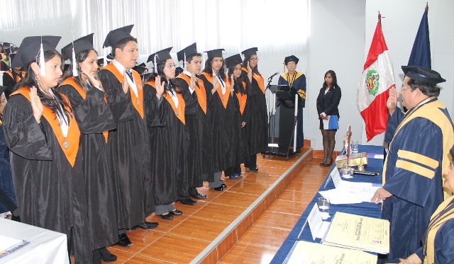 Se graduaron 60 nuevos profesionales de diferentes carreras en UCV Chimbote