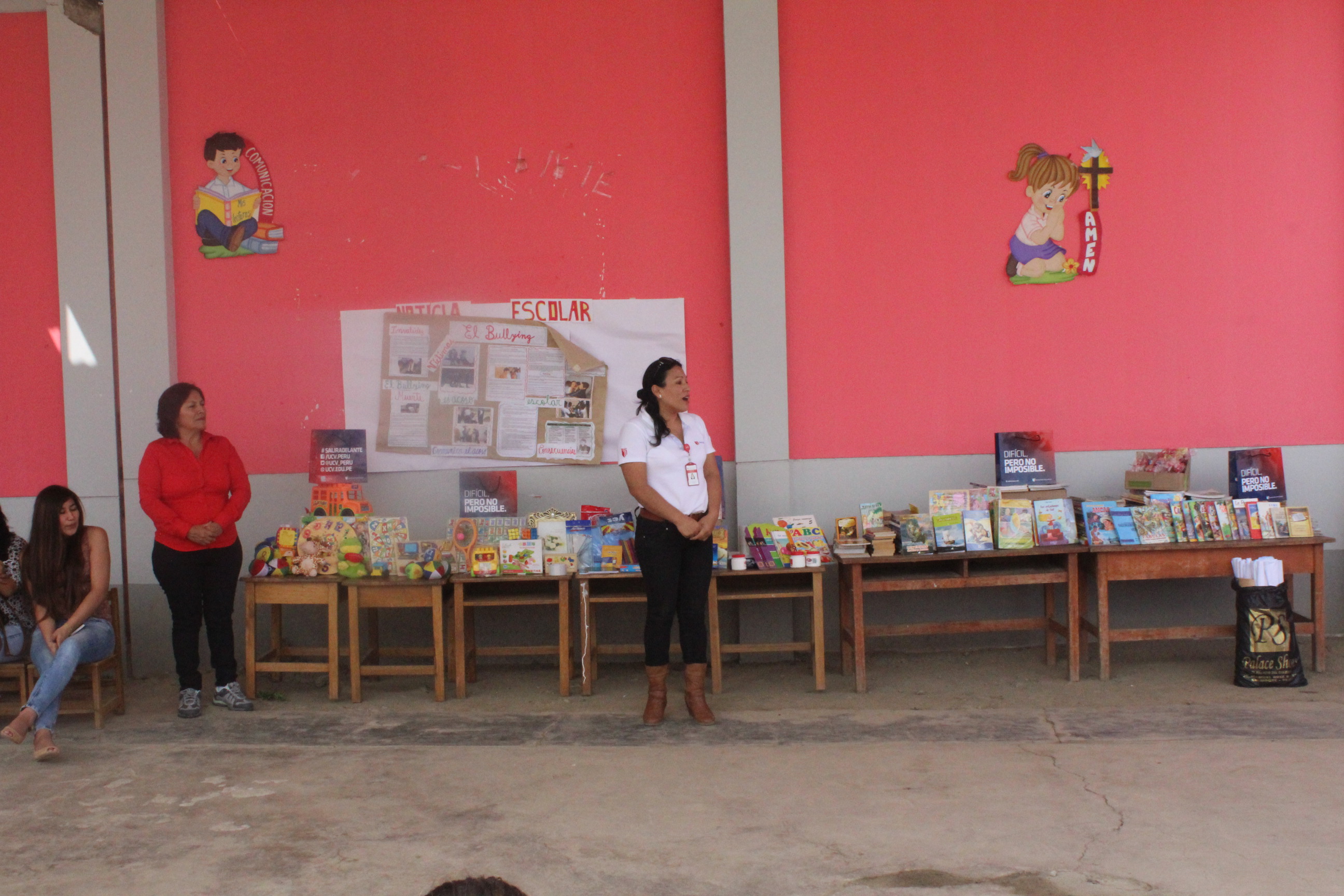 Estudiantes de UCV Chimbote donaron libros a colegio de Moro