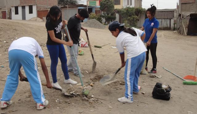 Adolescentes de Escuela de Líderes de UCV Chimbote limpiaron Huaca San Pedro
