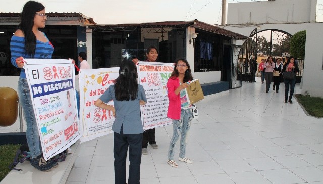 Alumnos de la UCV Chimbote sensibilizaron sobre prevención del VIH-SIDA